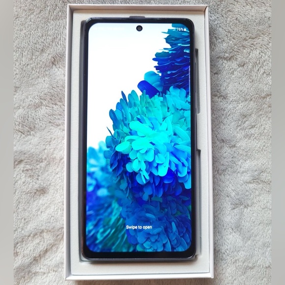 Refurbished Samsung Galaxy s20 fe - Picture 2 of 6